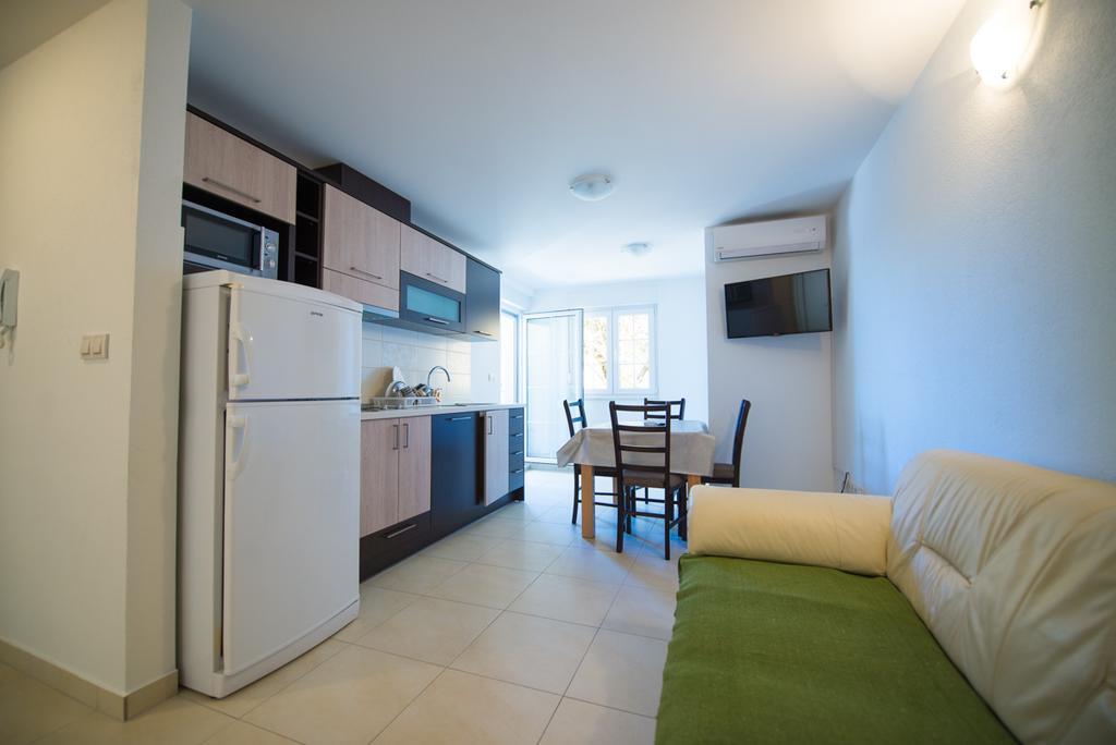 Apartments Karlo Baška Voda Стая снимка