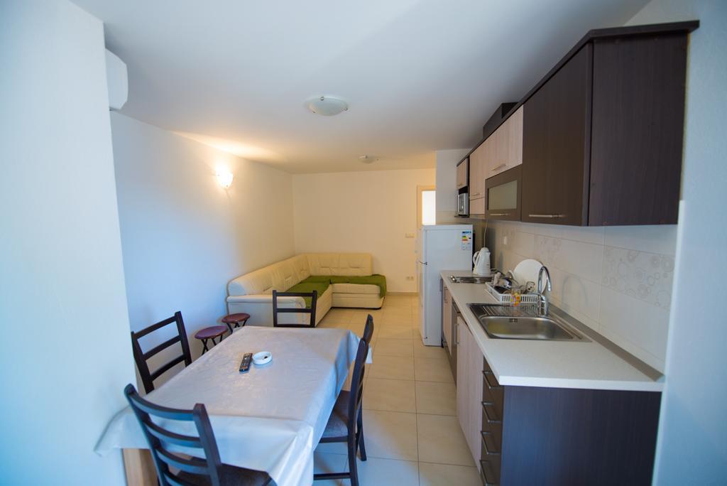 Apartments Karlo Baška Voda Стая снимка